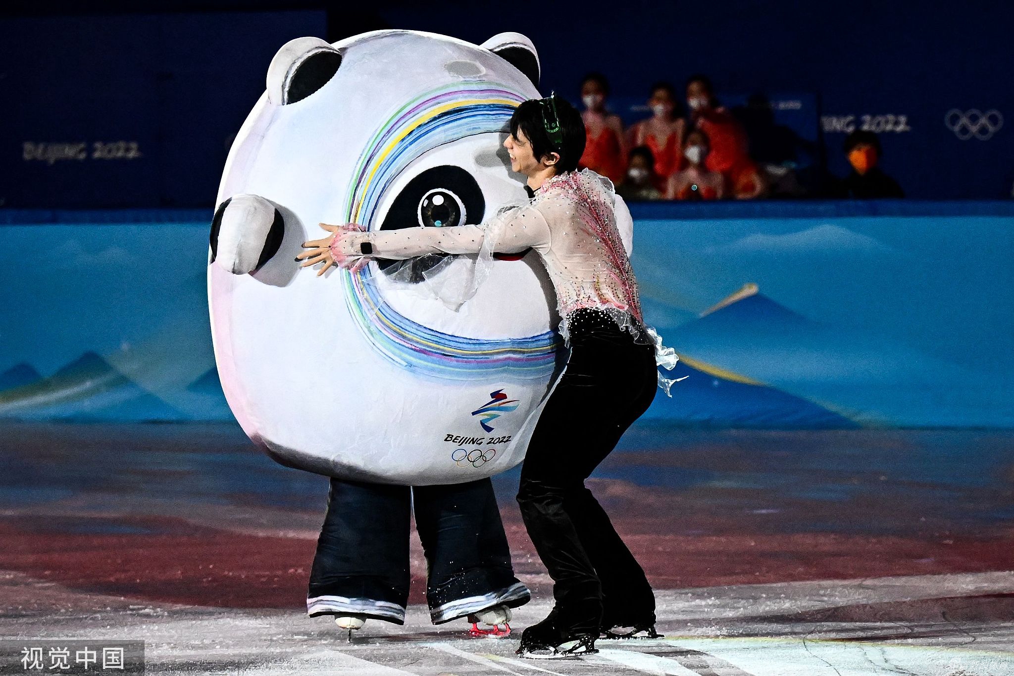 花滑表演赛选手返场 冰墩墩闪亮登场互动