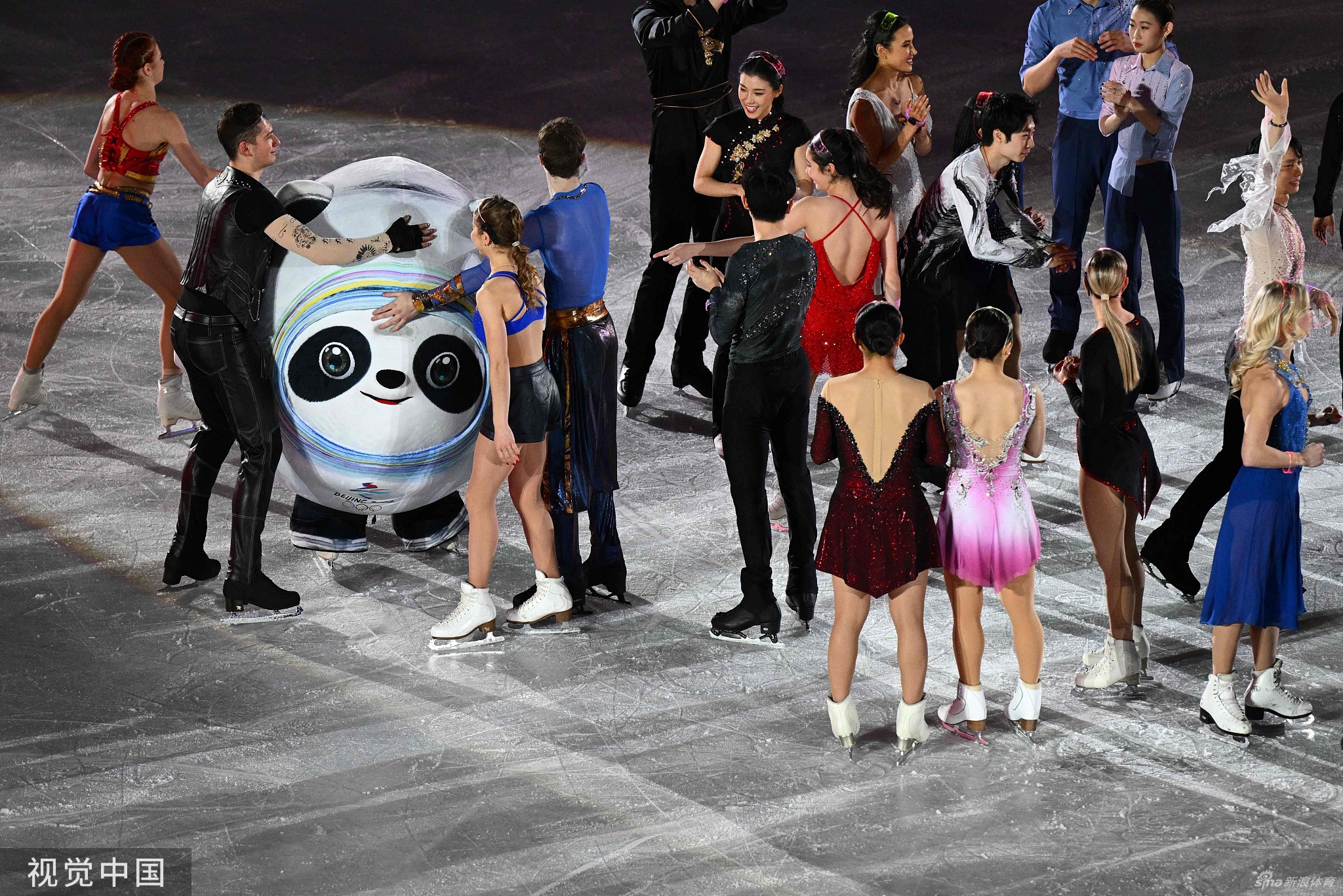 花滑表演赛选手返场 冰墩墩闪亮登场互动