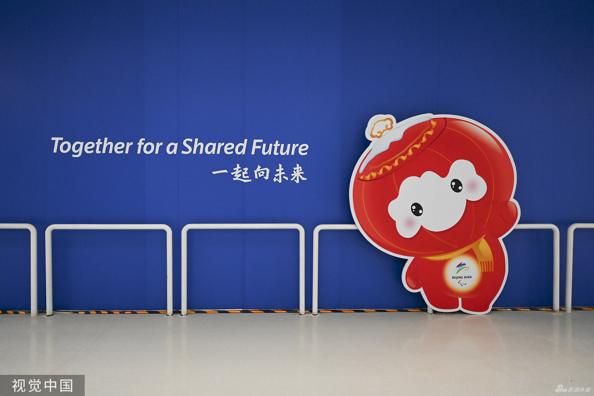 雪容融正式接班冰墩墩上岗 感受一下金容融