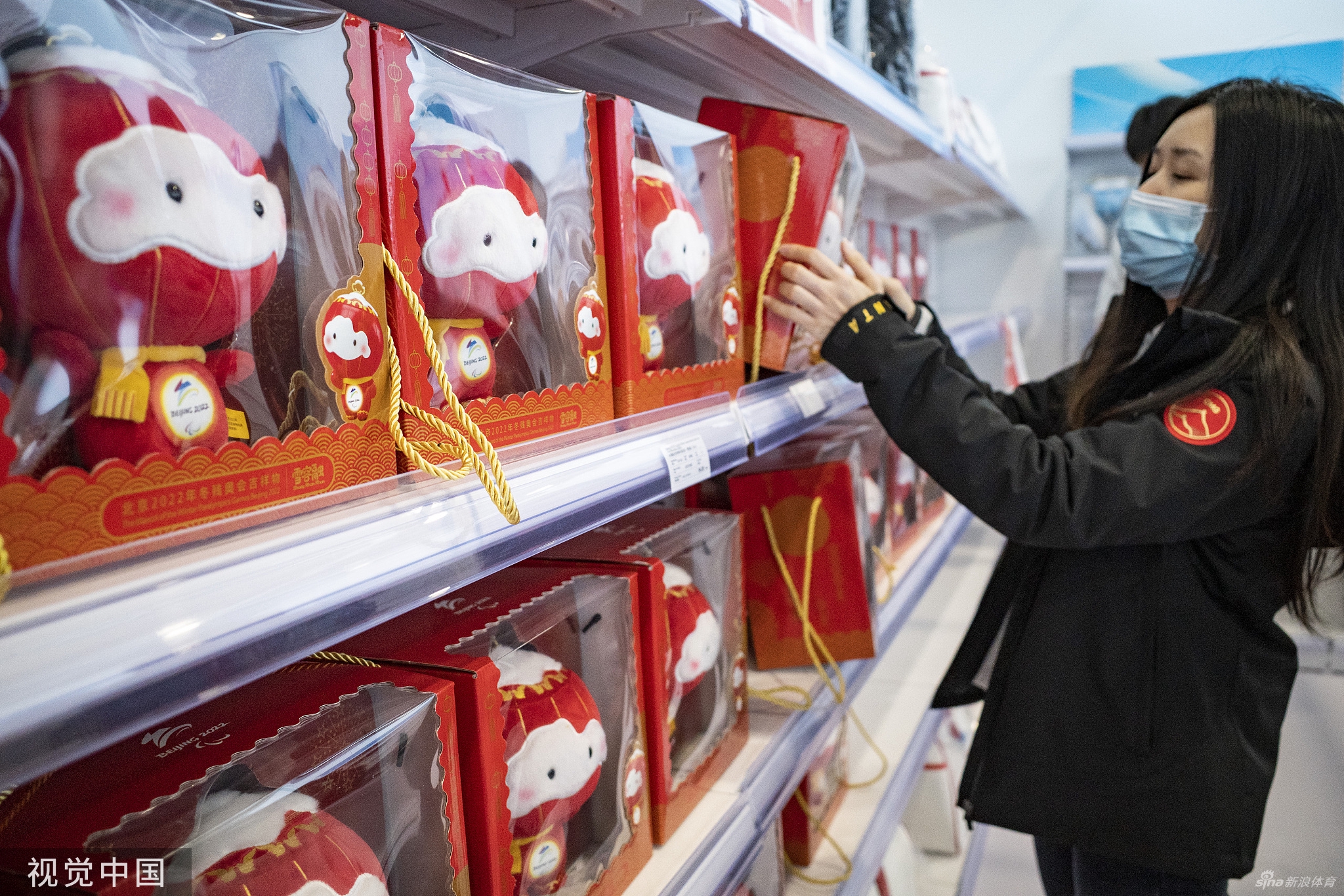 雪容融正式接班冰墩墩上岗 感受一下金容融