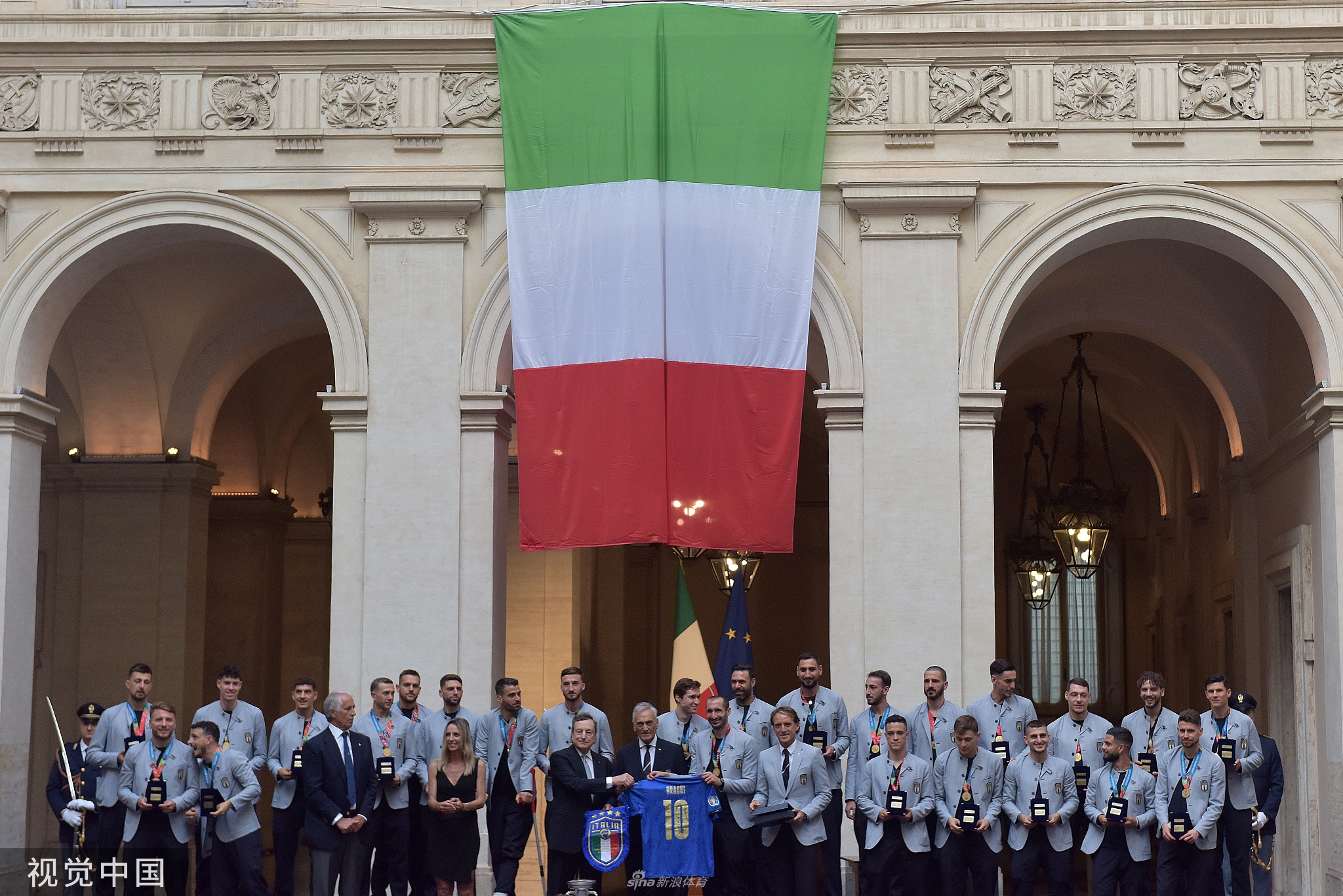 意大利举行欧洲杯夺冠巡游 罗马街头人头攒动