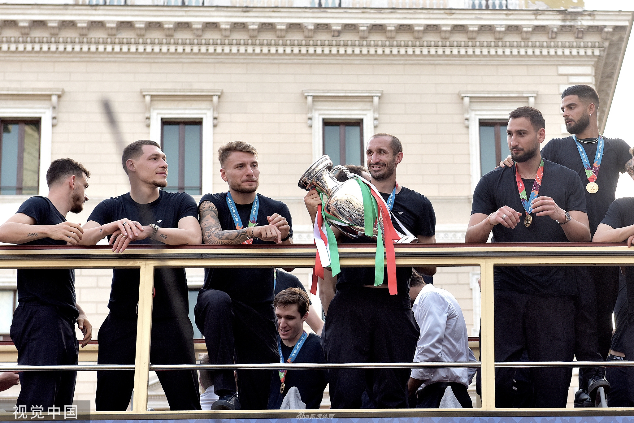 意大利举行欧洲杯夺冠巡游 罗马街头人头攒动