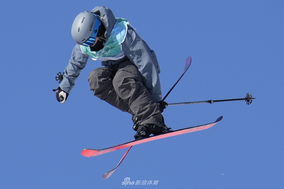 新浪直击谷爱凌为中国夺得第三金