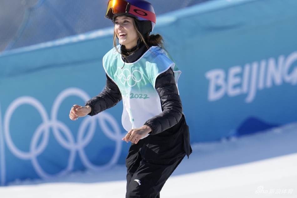 新浪直击谷爱凌为中国夺得第三金