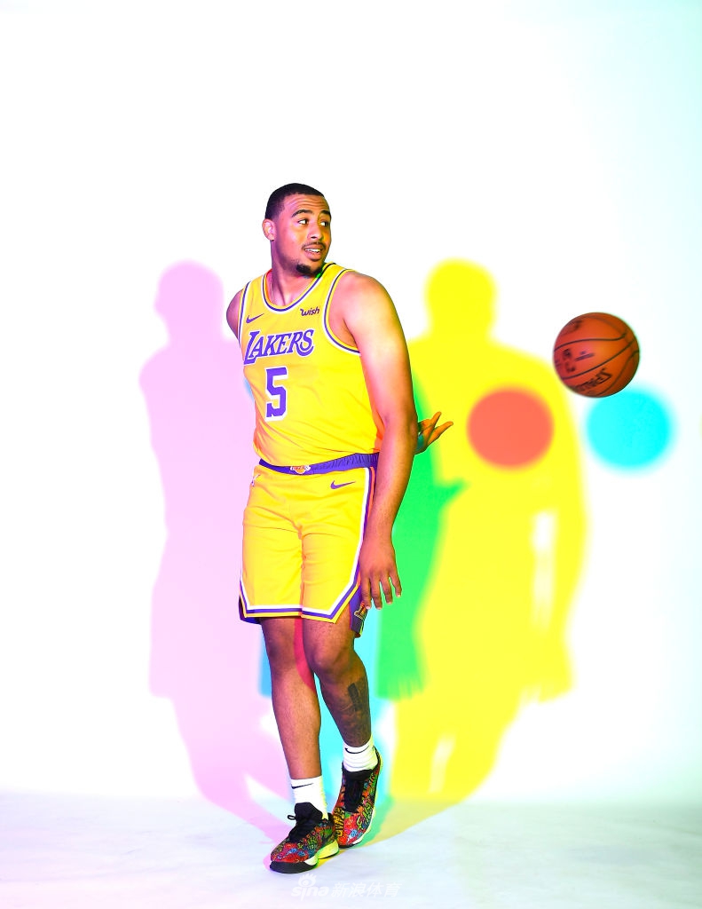 状元秀锡安引领2019新秀拍球衣写真