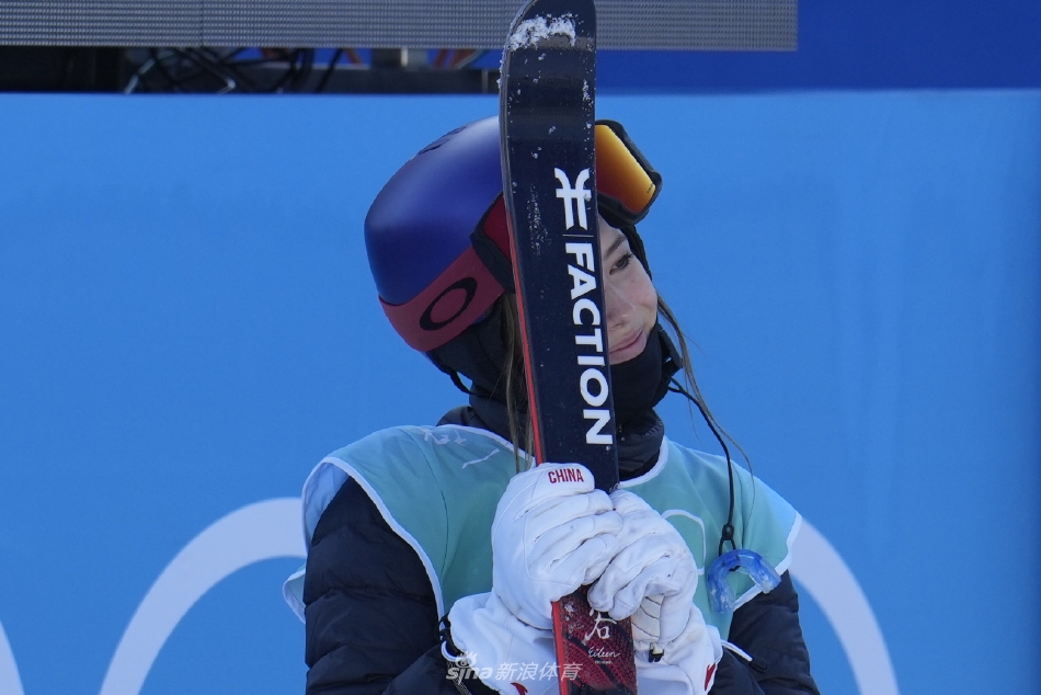 新浪直击谷爱凌为中国夺得第三金