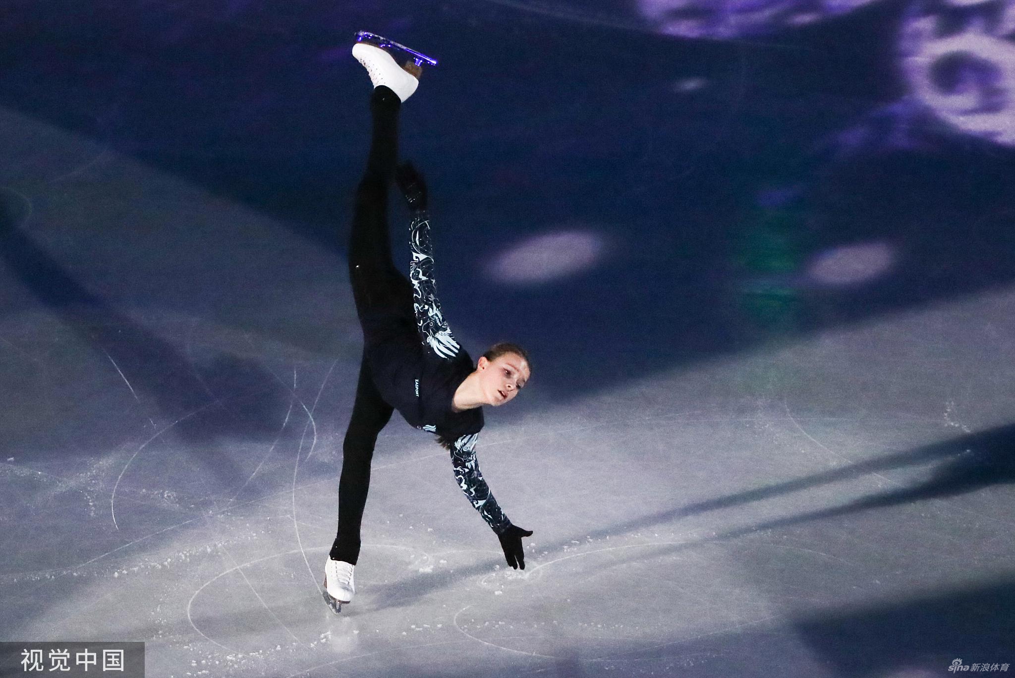 冰墩墩上场滑冰 羽生结弦金博洋追着跑