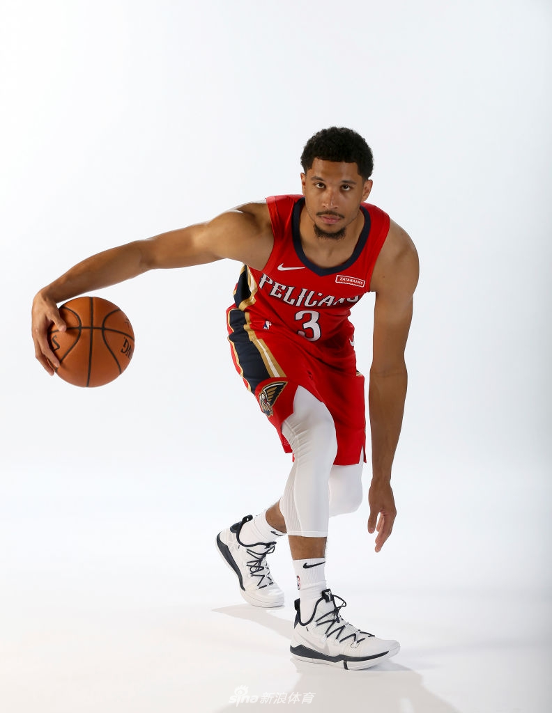 三少正式亮相鹈鹕 莺歌球哥拍摄球衣写真