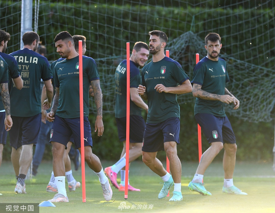 训练结束后，曼奇尼面带微笑与助手交流。他的治下，意大利队不仅战绩斐然，更重塑了更衣室的和谐氛围，为大赛中发挥战斗力提供了坚实基础。