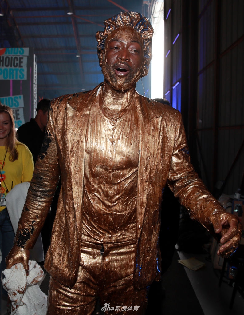 韦德获儿童运动选择奖传奇奖 秒变金人