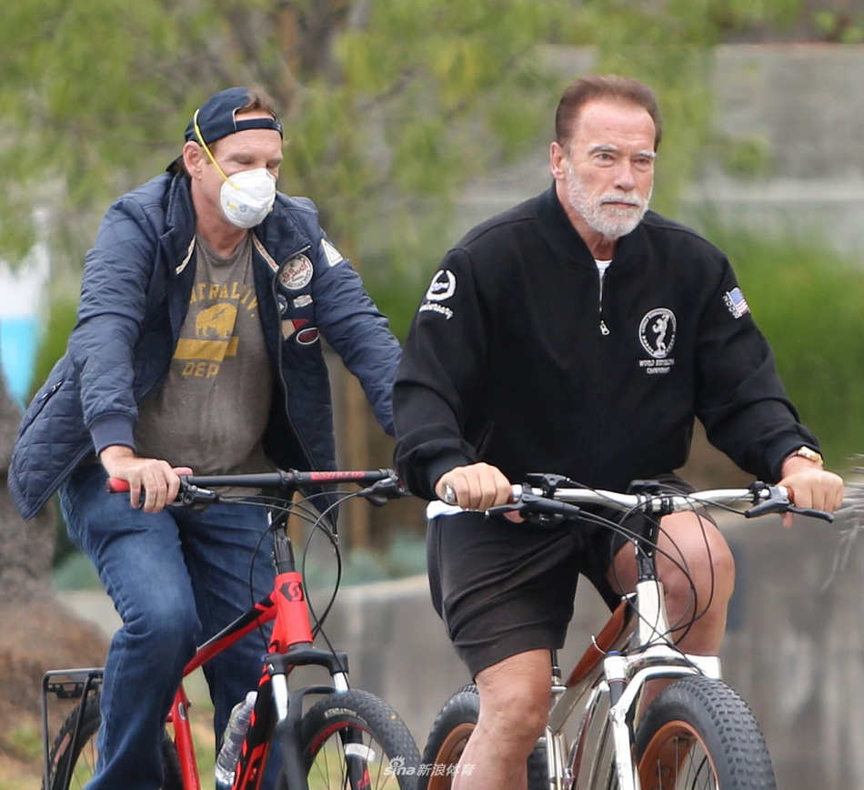 宝刀不老！施瓦辛格打扮时髦骑车健身 伸手比赞似"老顽童"