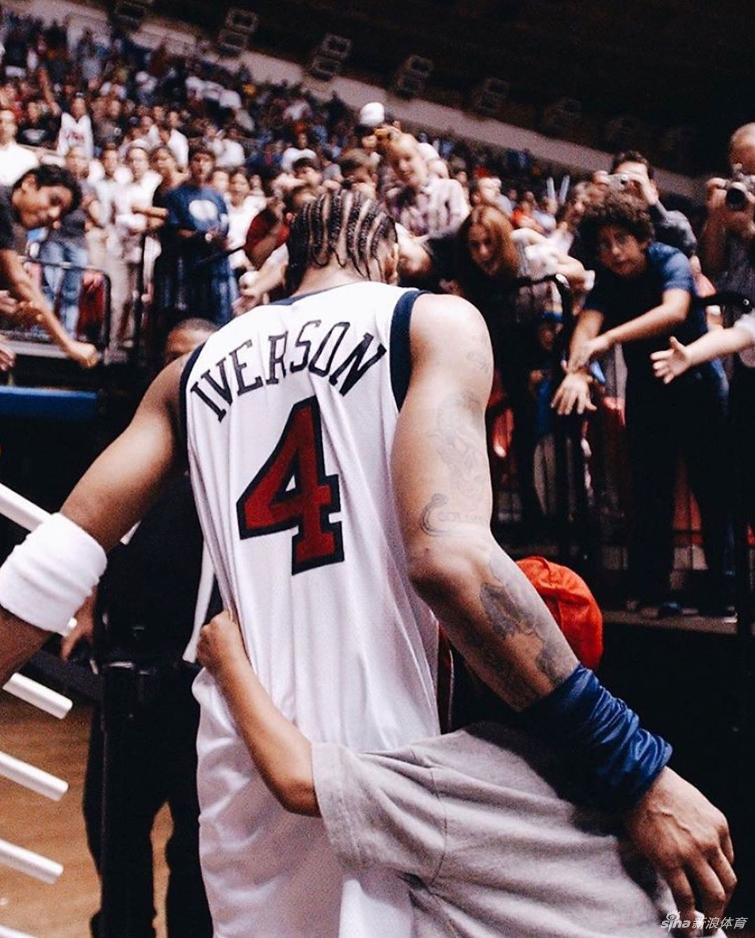 艾弗森45岁生日快乐 感谢球迷：爱所有爱我的人！