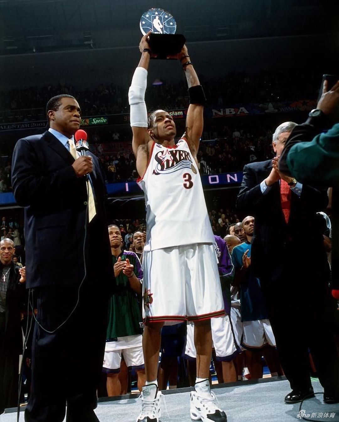 艾弗森45岁生日快乐 感谢球迷：爱所有爱我的人！