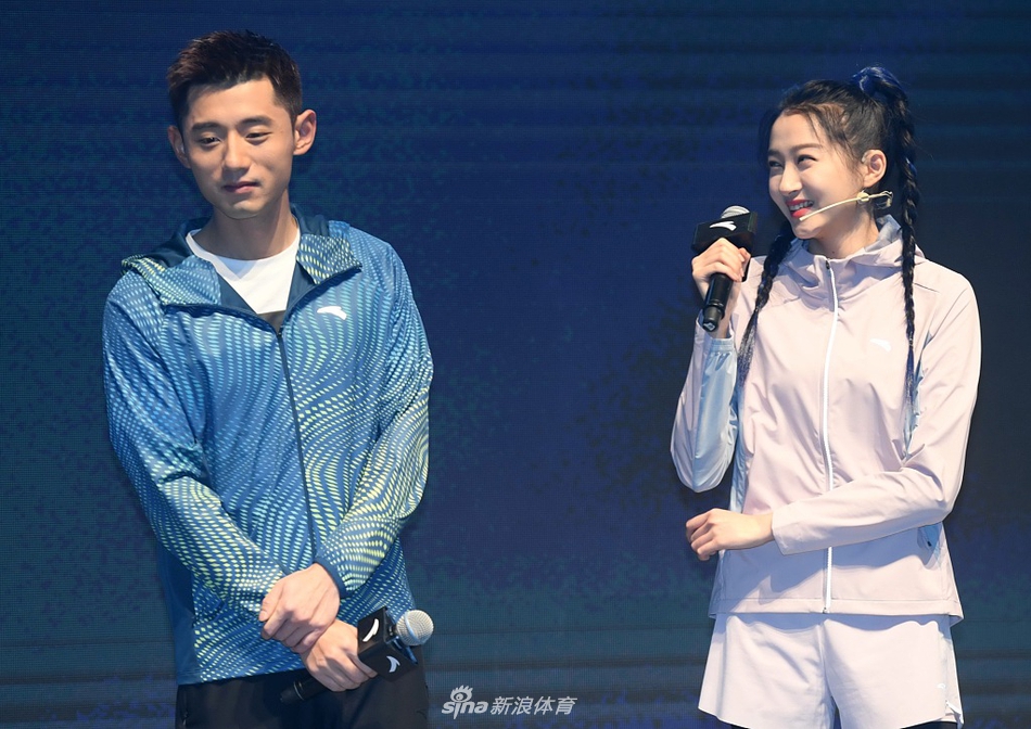 关晓彤在张继科面前颠乒乓球表情呆萌