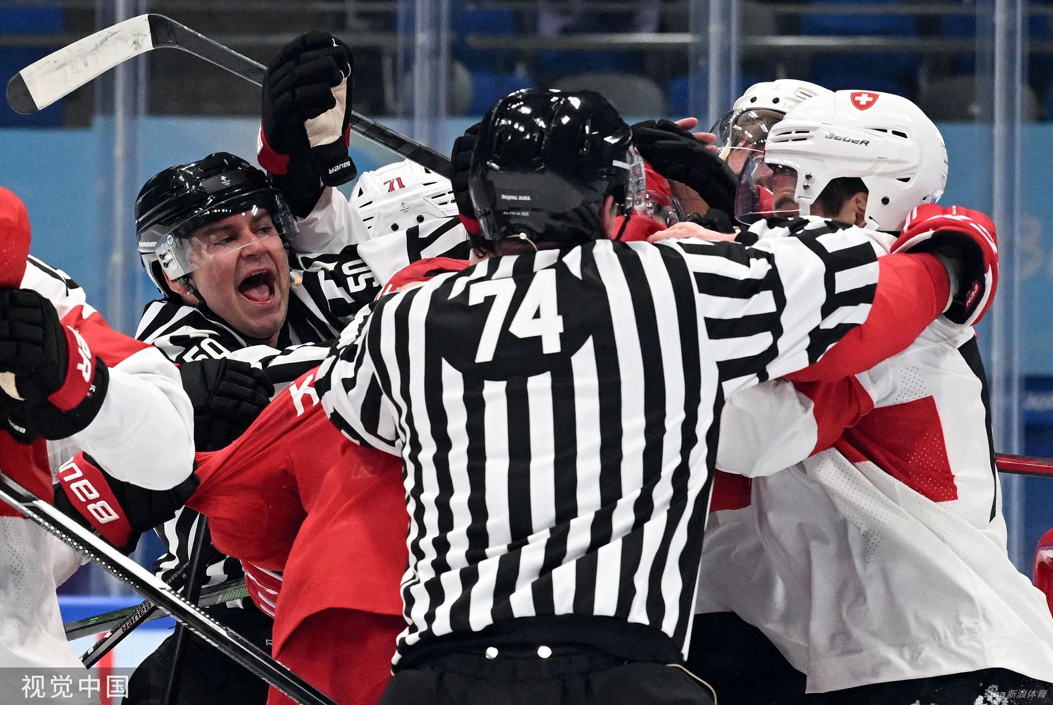 男冰揭幕战俄瑞爆发冲突 多人混战裁判都挨揍