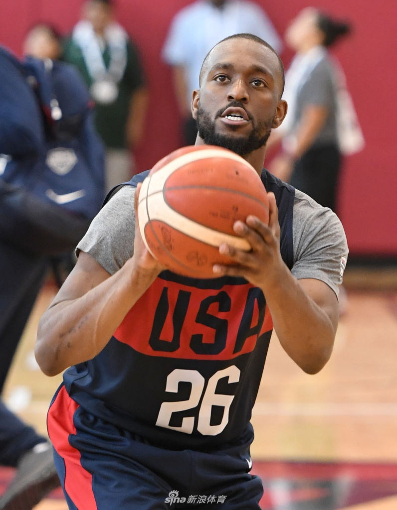 美国男篮大合影出炉C位竟是他 绿军4人组抱团 湖人独苗大呼孤独