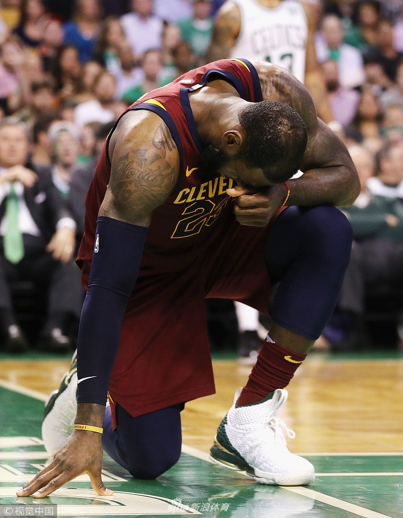 带不动球队王者变青铜 双眼空洞的詹皇