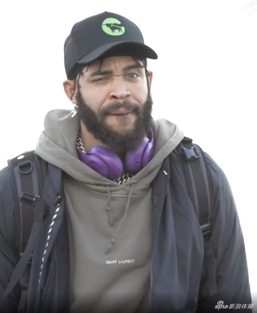 湖人众将开启客场之旅 库兹马戴护目镜还是那么帅