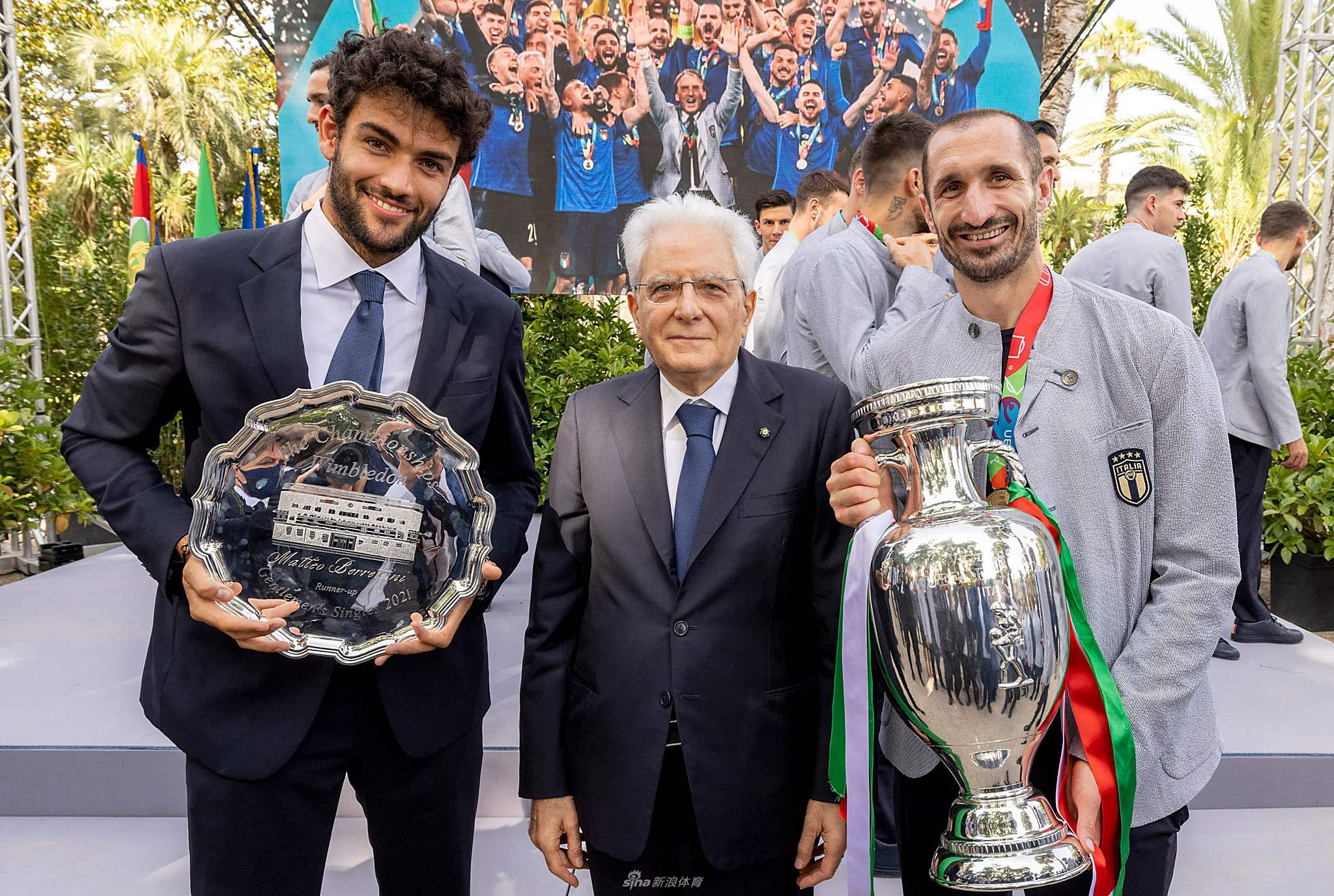 意大利举行欧洲杯夺冠巡游 罗马街头人头攒动