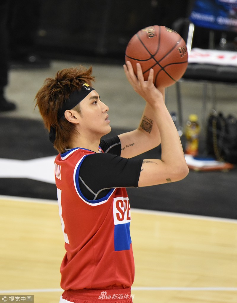 吴亦凡现身篮球明星赛