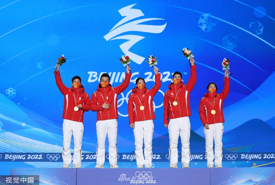 中国首金！短道速滑混合团体接力颁奖仪式