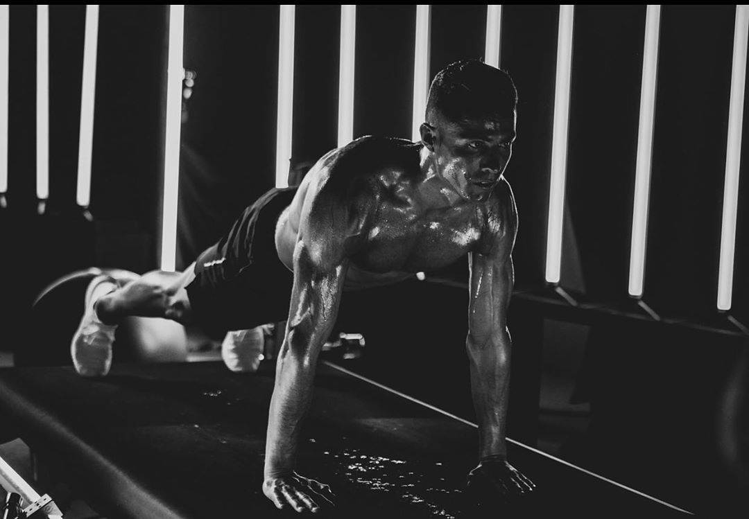 C罗在家也刻苦锻炼 感受一下总裁的八块腹肌