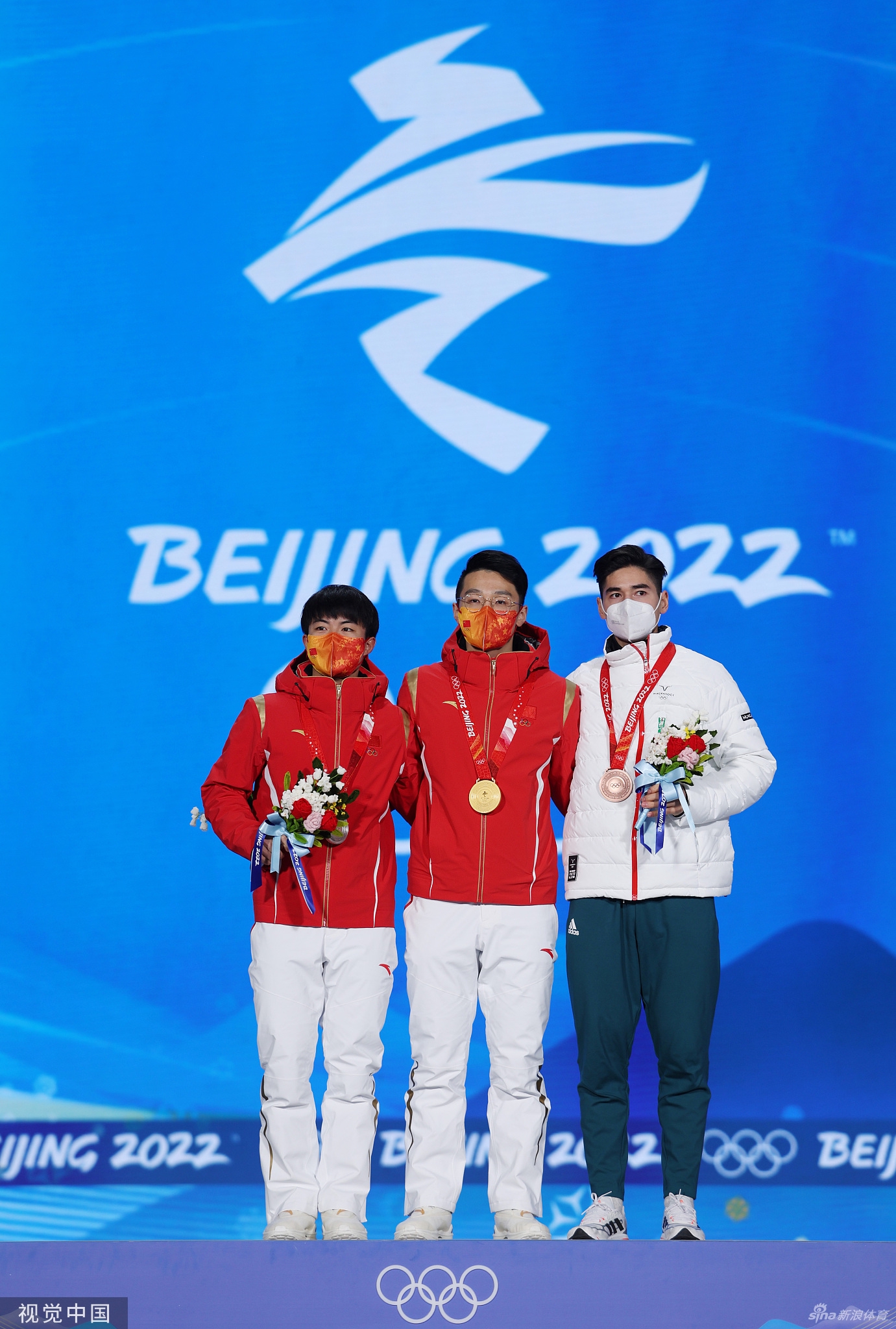 速滑1000米颁奖 任子威李文龙获颁金银牌