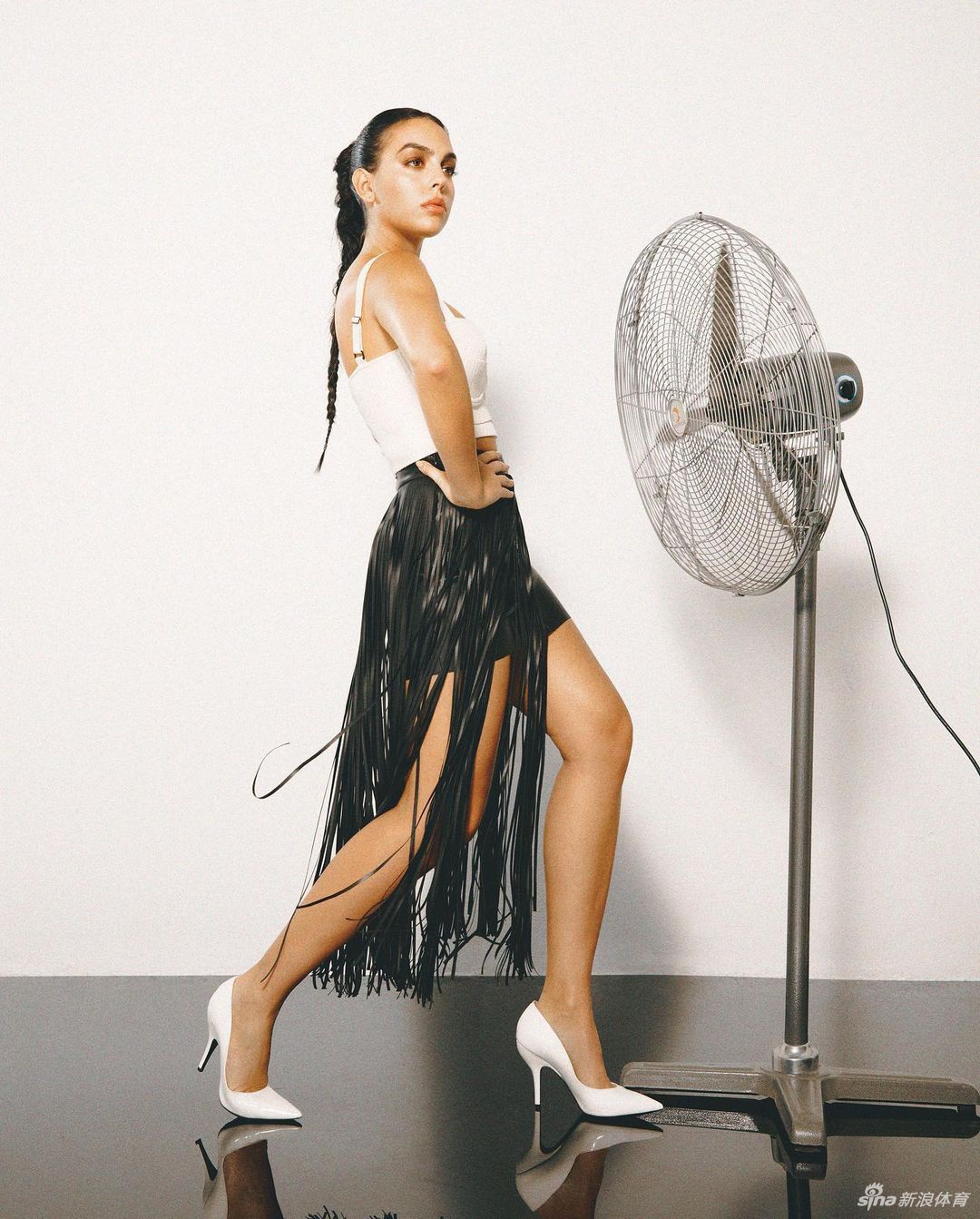 C罗女友拍写真：C罗不在时 我和孩子把爆米花当饭吃