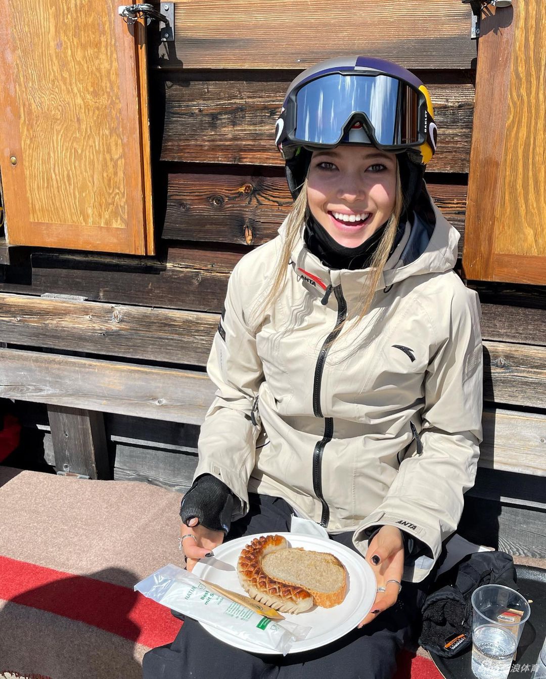 冰雪美女谷爱凌拍摄写真花絮 大长腿吸引眼球