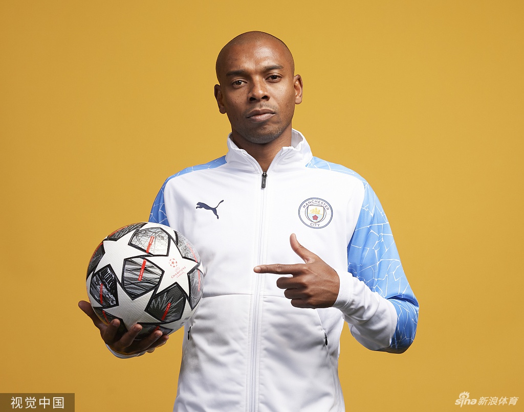 曼城拍摄欧冠决赛写真 德布劳内引领众星