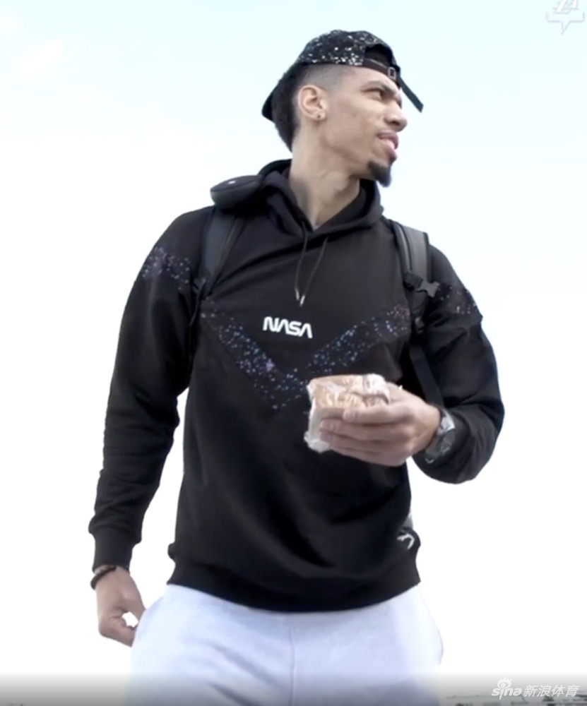 湖人众将开启客场之旅 库兹马戴护目镜还是那么帅