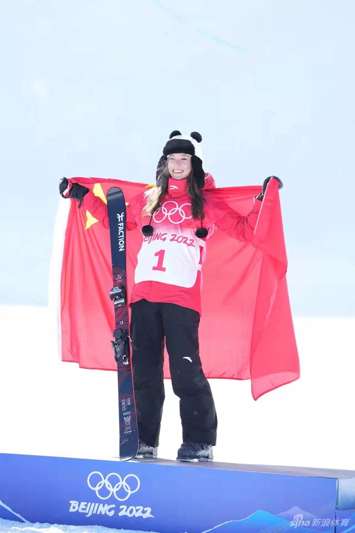 谷爱凌头戴熊猫帽身披国旗参加颁奖仪式