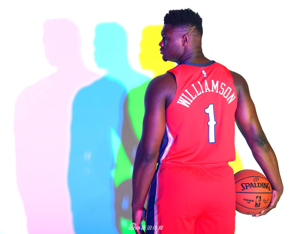 状元秀锡安引领2019新秀拍球衣写真