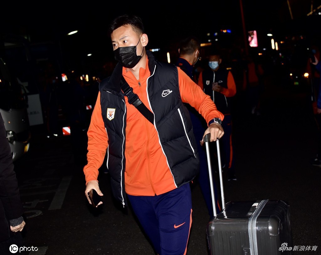 山东泰山抵达上海 备战与国足热身赛