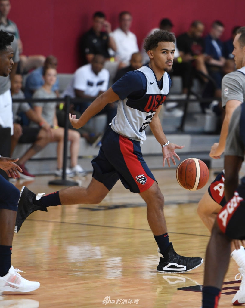 特雷杨带球寻找机会