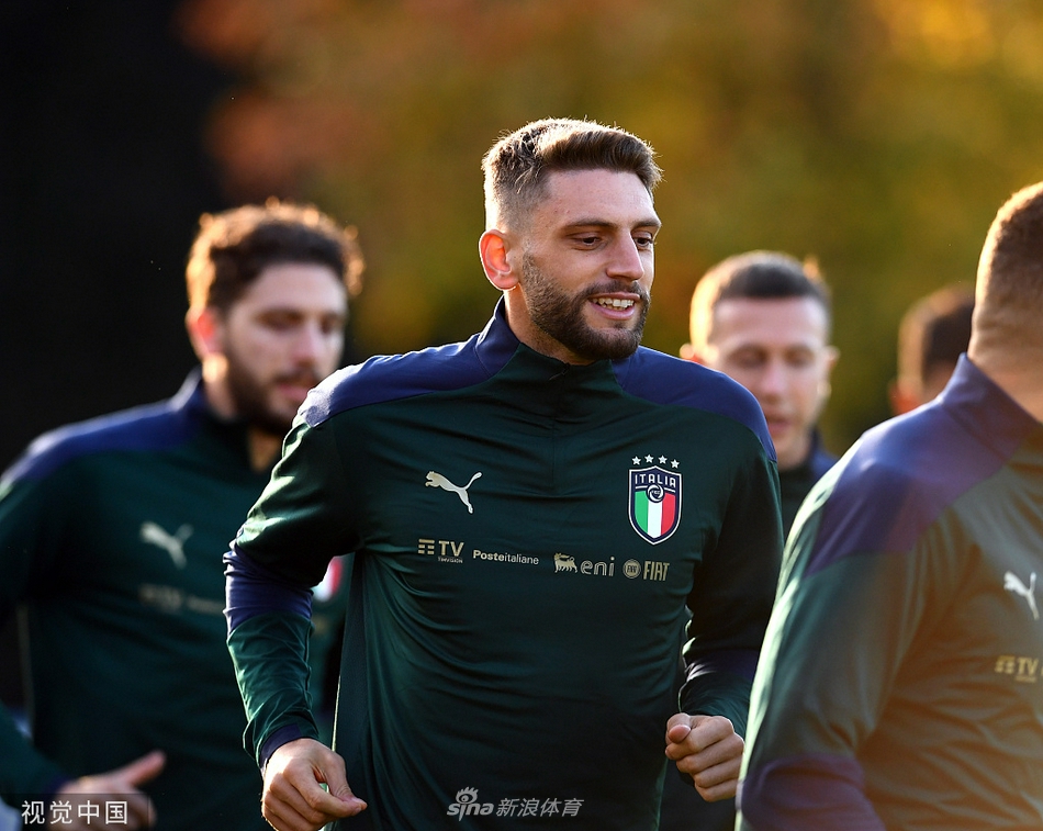 意大利队训练备战 全队拍摄大合影留念