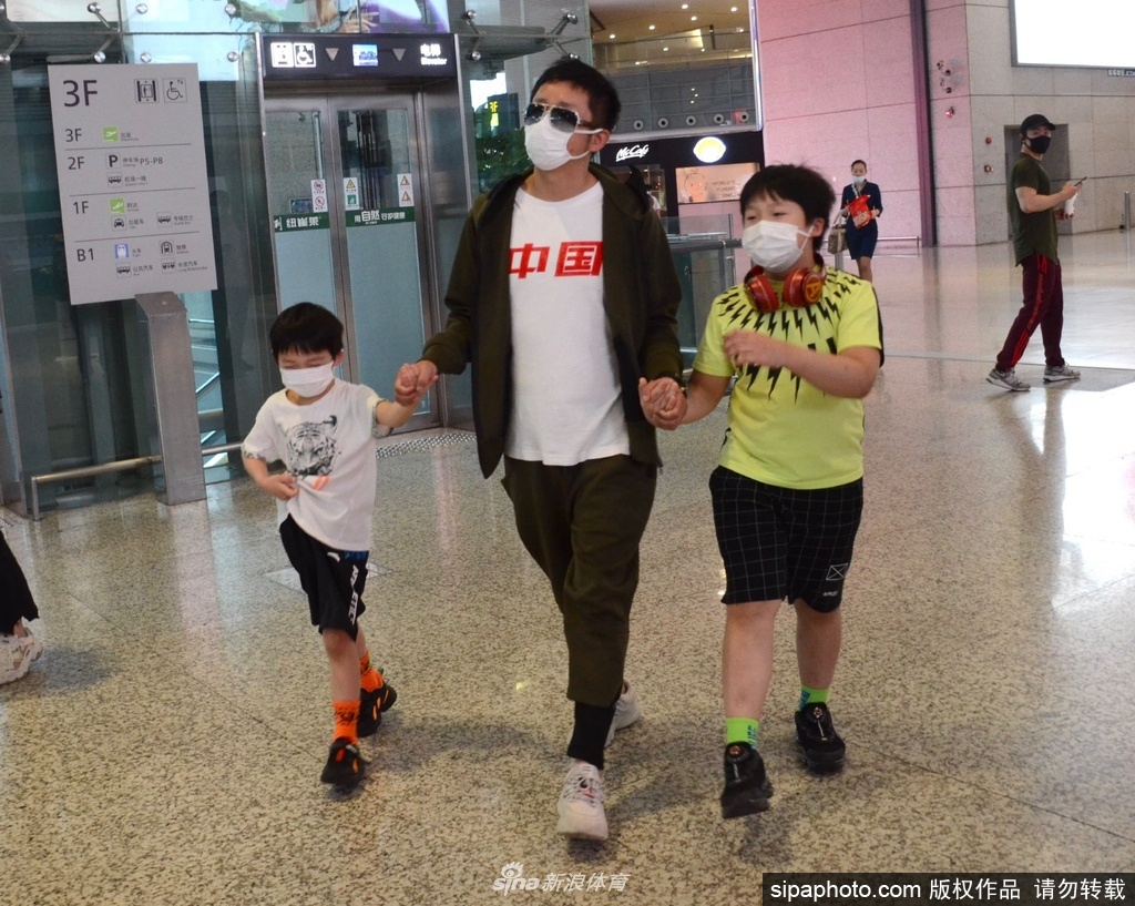 邹市明与两个儿子现身机场 父子其乐融融温馨有爱