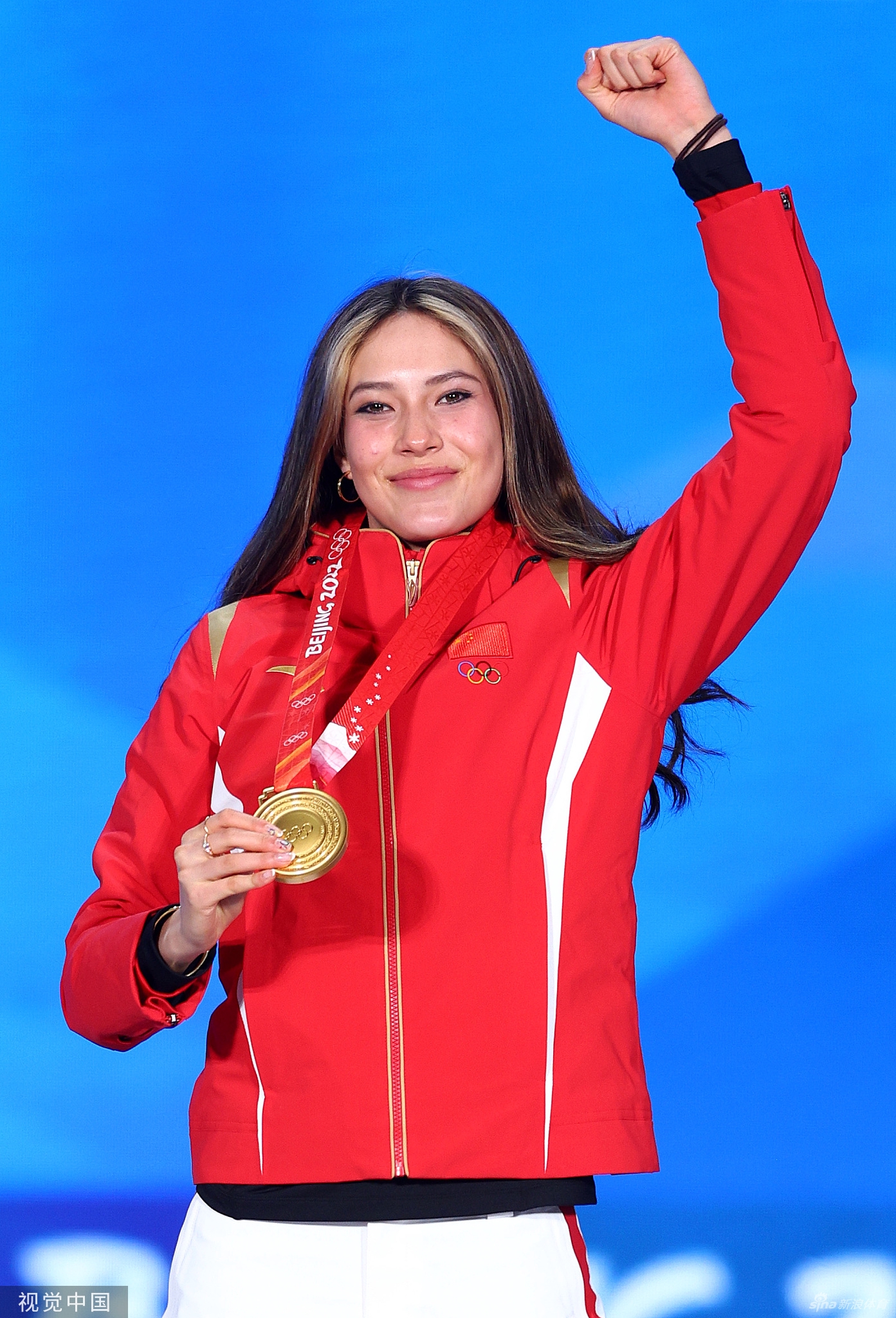 感受冠军滋味！谷爱凌获颁金牌