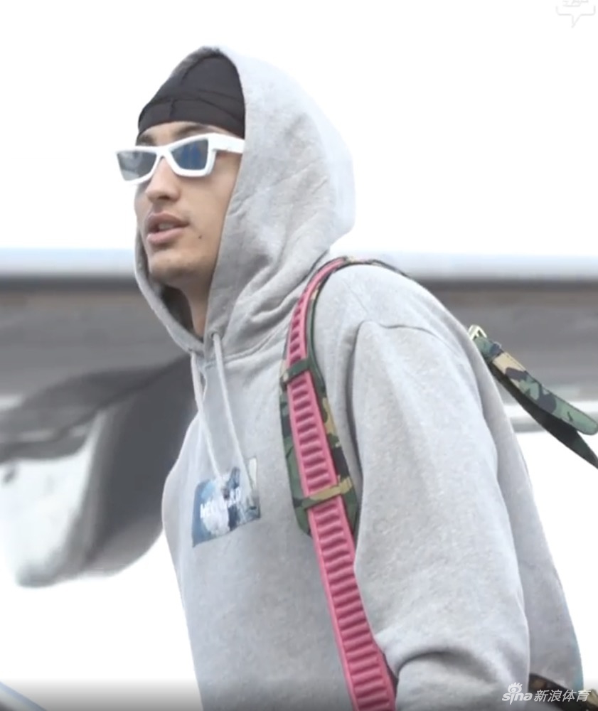 湖人众将开启客场之旅 库兹马戴护目镜还是那么帅