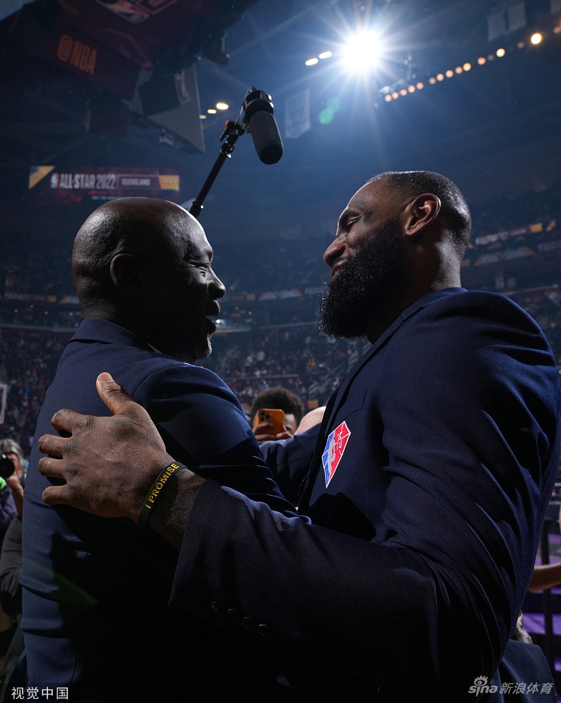 巨星面对面！乔丹与詹姆斯相拥交谈