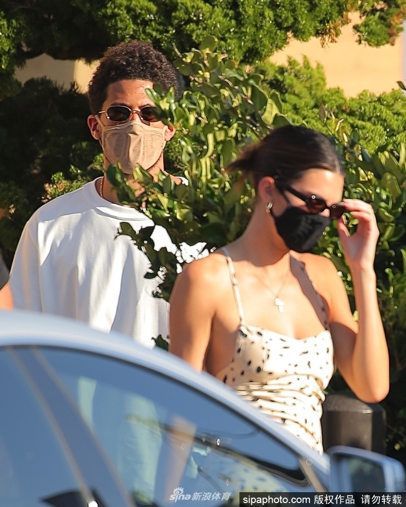 布克与詹娜约会用餐 詹娜一袭紧身吊带裙超迷人