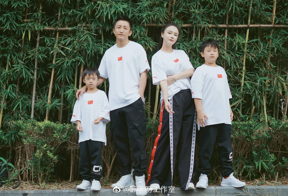 邹市明一家四口合照 与娇妻冉莹颖手拉手秀恩爱