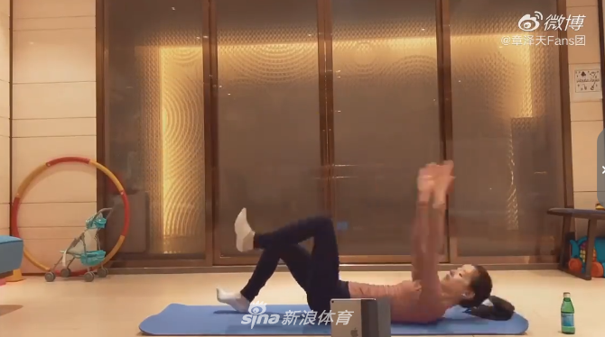 章泽天晒健身视频 穿紧身衣疯狂虐腹翘臀抢镜