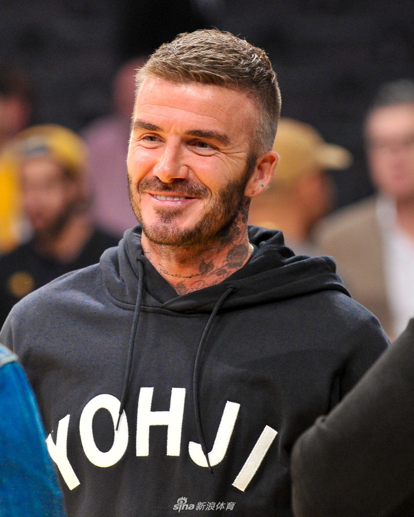 贝克汉姆带儿子观战湖人 罗密欧穿23号球衣秀出詹蜜身份