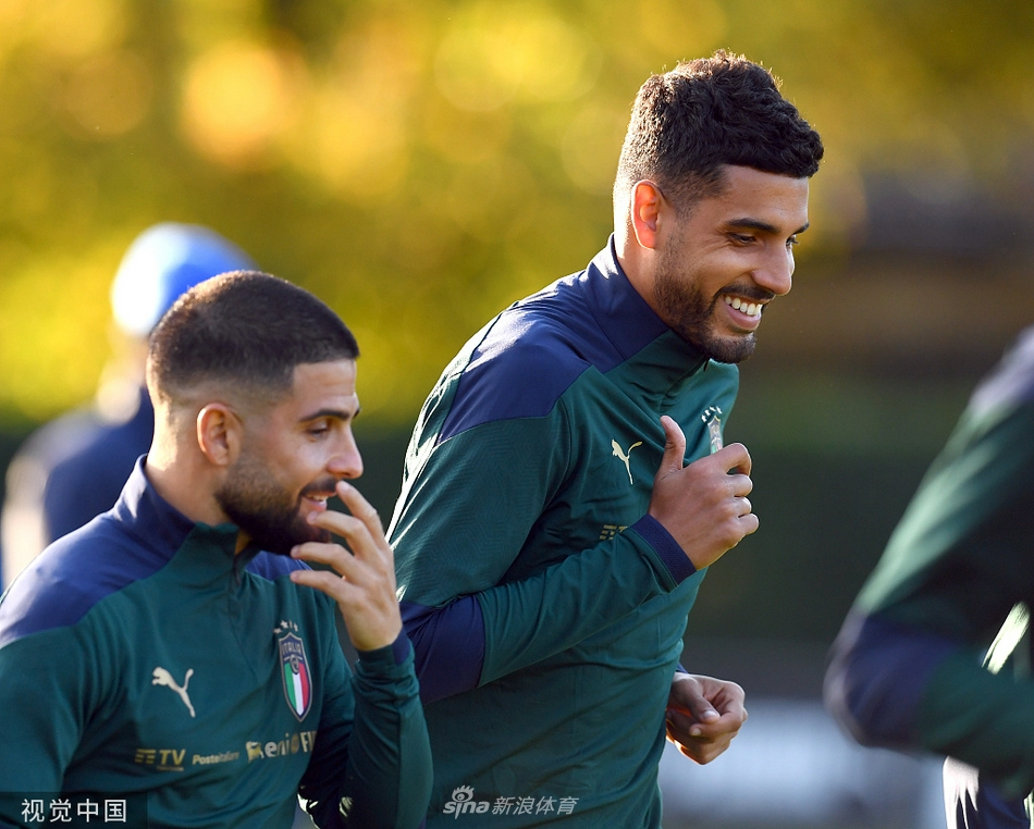 意大利队训练备战 全队拍摄大合影留念