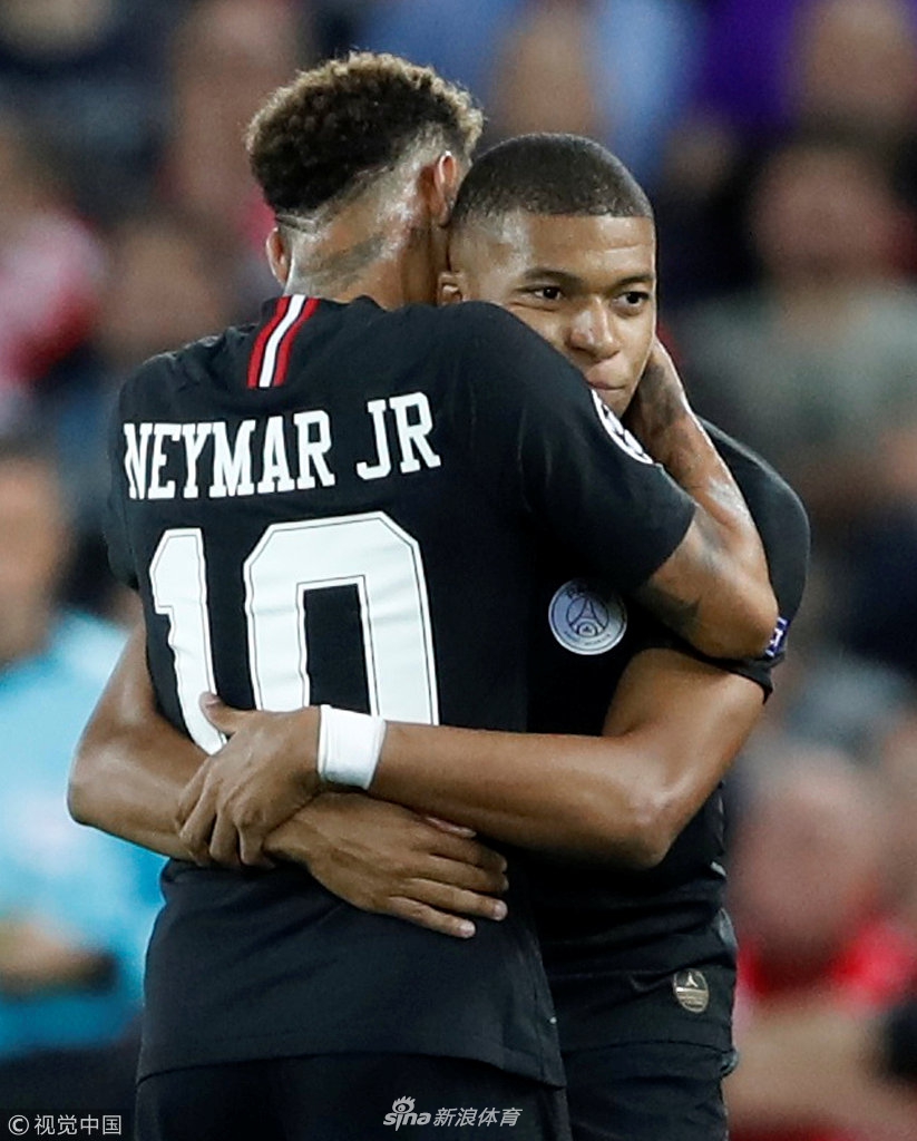 内马尔拥抱姆巴佩