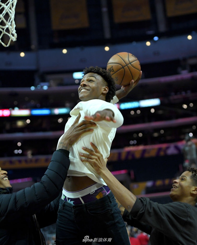 詹姆斯儿子布朗尼赛后玩扣篮 等不及加盟NBA了？