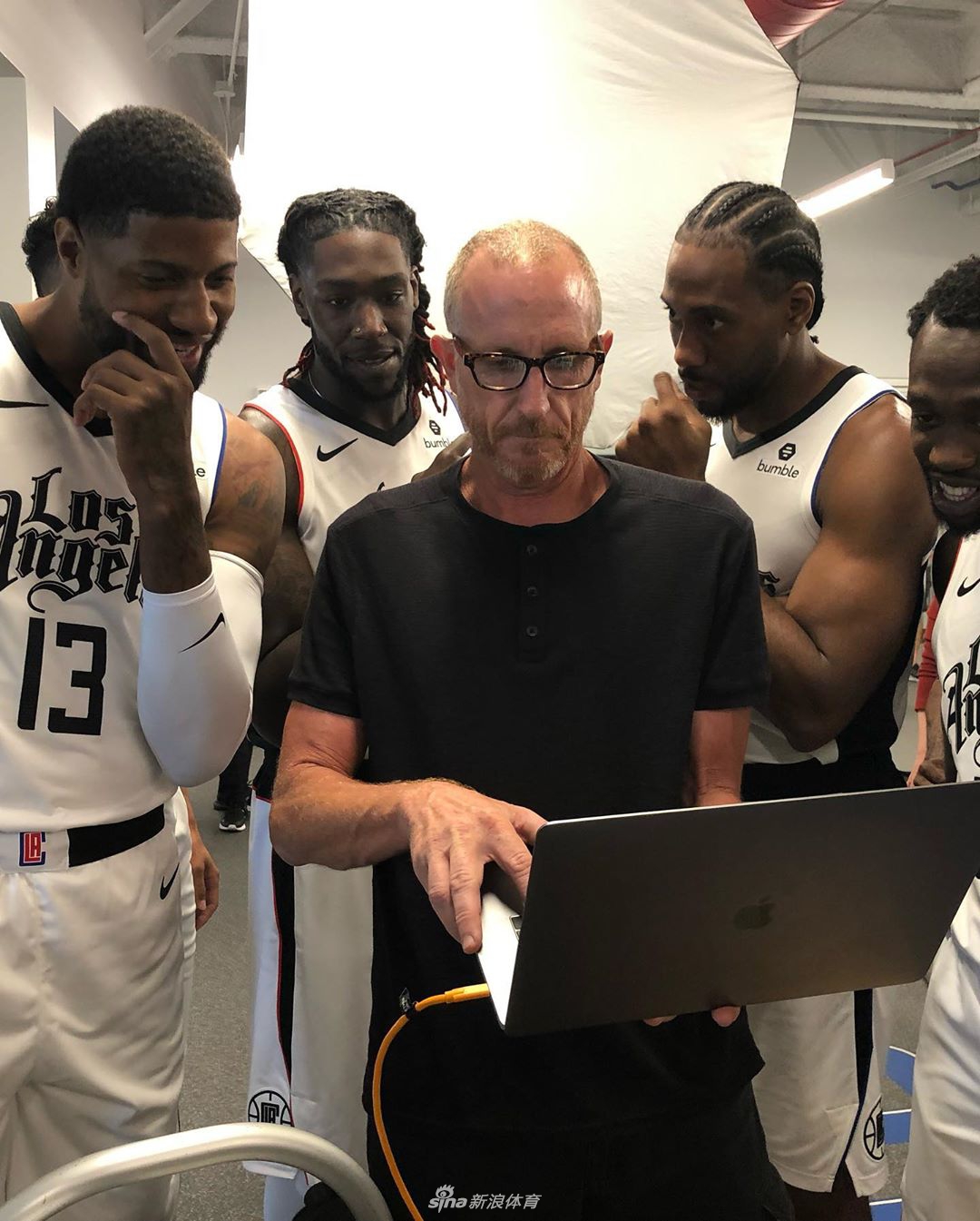 卡哇伊泡椒领衔快船拍摄写真 新款洛城球衣挑战老大哥湖人