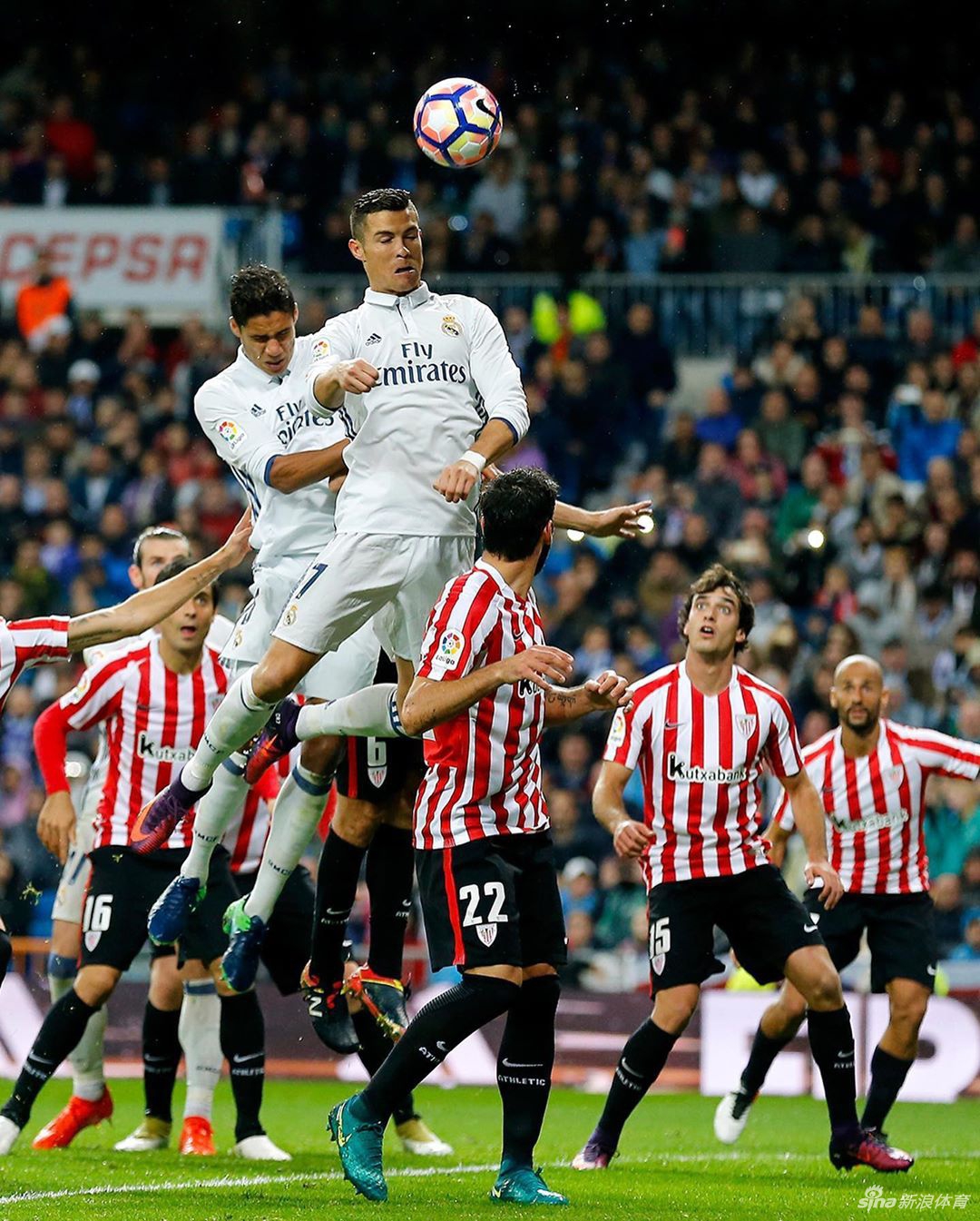 c罗超强弹跳力造就无数神级头球 队友:他起飞了