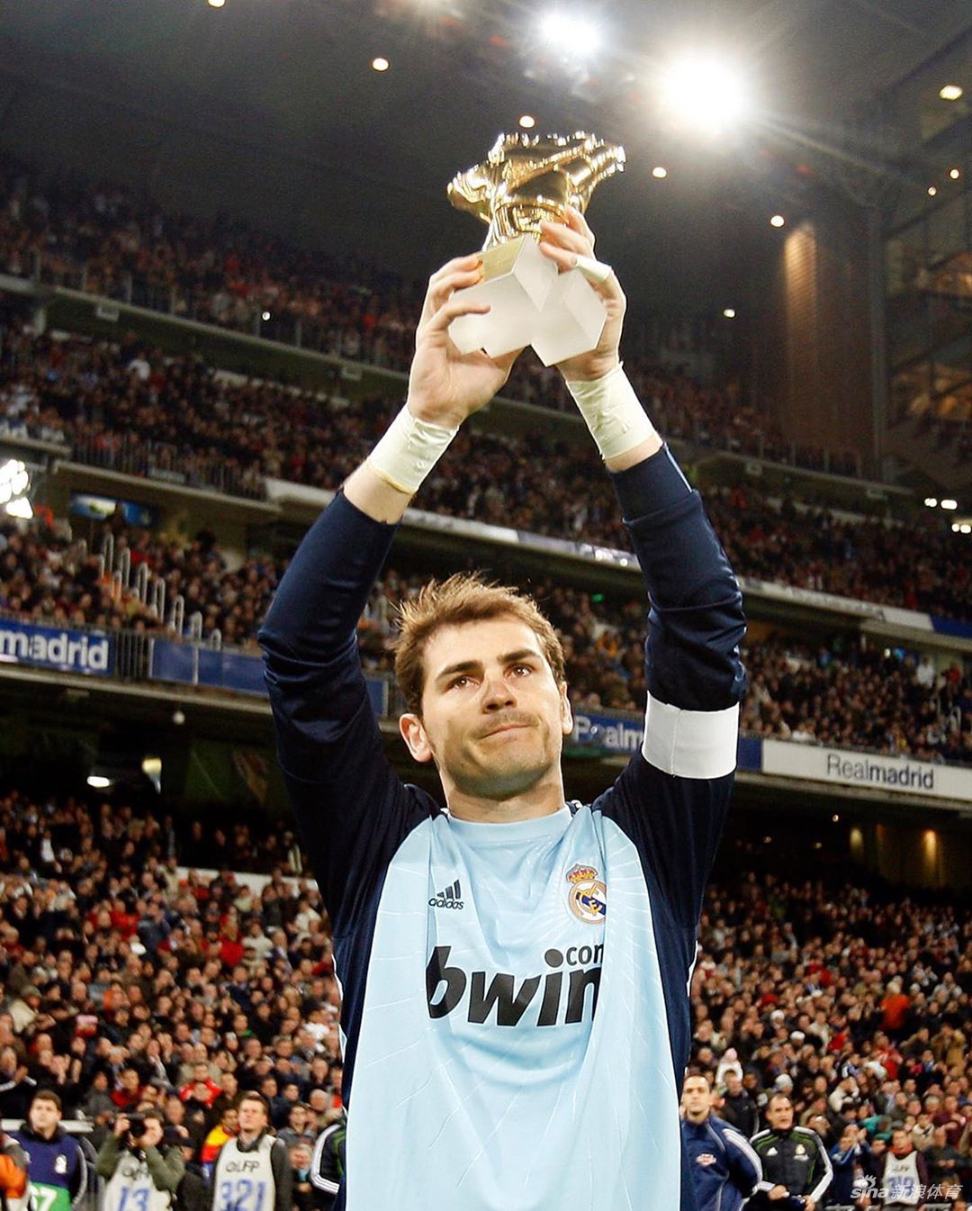 39岁传奇门将卡西利亚斯宣布退役_高清图集_新浪网